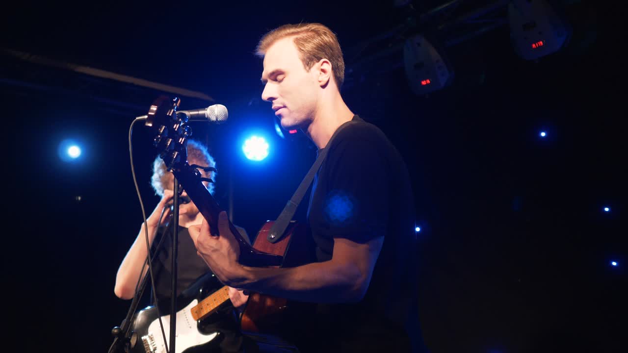 콘서트 록 밴드, 두 개의 전기 기타와 함께 무대에서 공연하는 가수, 뮤직비디오 크, 헤비 메탈 또는 록 그룹, 느린 동작 악기 연주 두 사람의 밴드