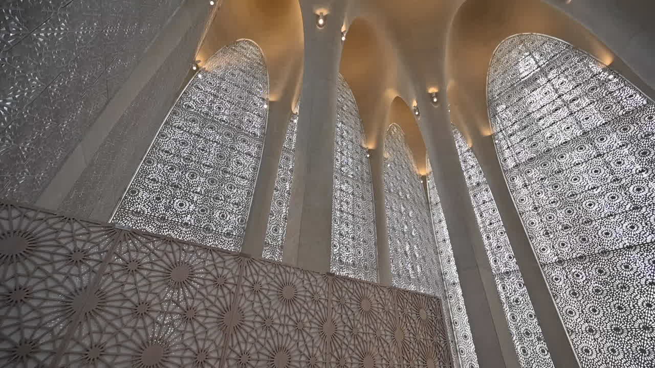 Veduta interna della Moschea della Casa della Famiglia Abramitica ad Abu Dhabi.
