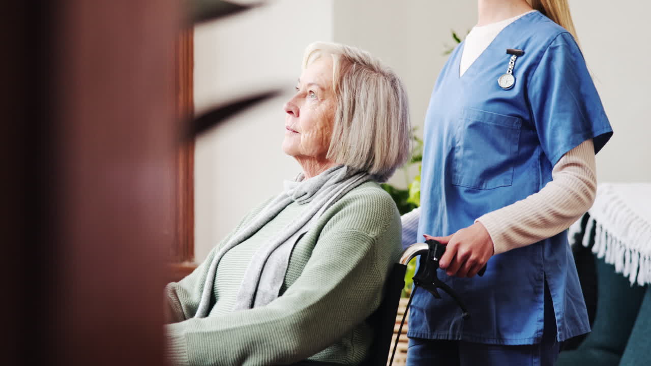 vivienda asistida, enfermera y una mujer mayor