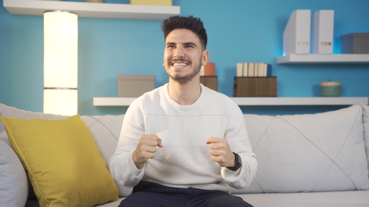 un joven muy feliz, emocionado.