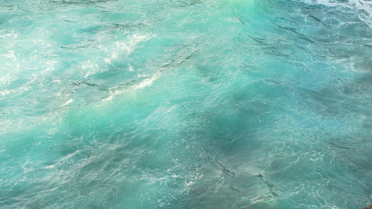 paraíso costero: cautivador mar azul en cámara lenta y olas rompiendo en los gigantes, tenerife - 4k