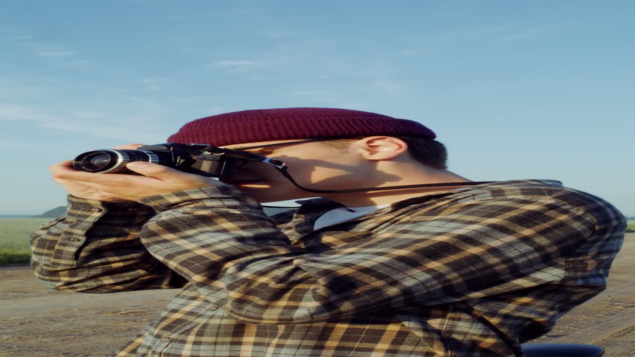 hombre tomando una foto en un paisaje rural