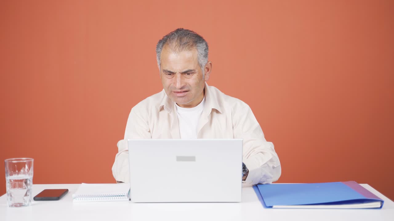 el hombre explotó de ira.