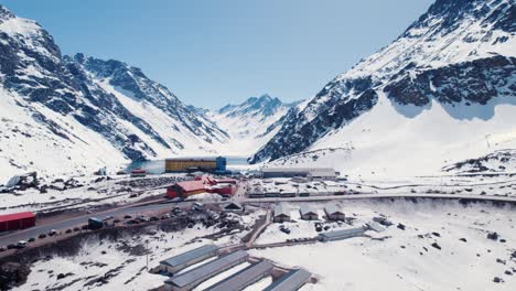 Vista-Panorámica-De-Las-Montañas-Nevadas-De-Los-Andes-En-La-Estación-De-Esquí-De-Portillo-En-Chile,-Sudamérica