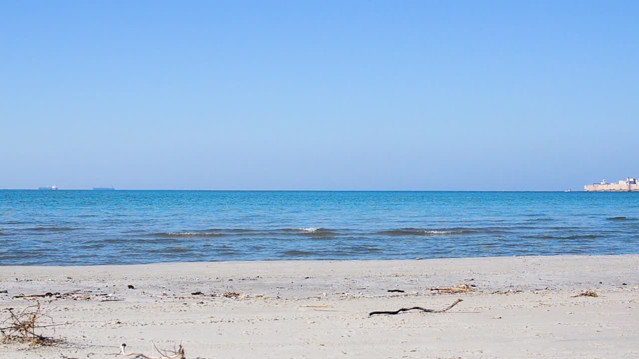 약간의 바람과 함께 맑고 푸른 하늘 날 해변의 스틸 샷