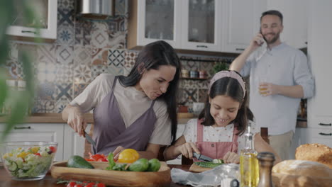 la familia cocinando juntos