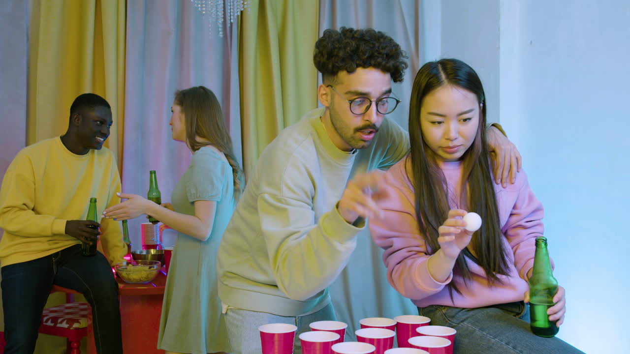 多種族的快樂的年輕朋友在家裡開派對