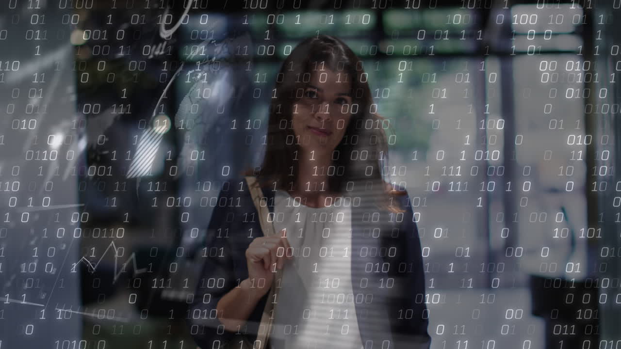 animación de procesamiento de datos financieros sobre mujer de negocios caucásica y codificación binaria
