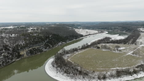 Neills-Bluff-Forma-De-Relieve-Y-Meandros-Del-Lago-Beaver---Paisaje-Invernal-Atenuado