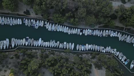 Vista-Aérea-De-Arriba-Hacia-Abajo,-Barcos-Amarrados-En-La-Bahía-Estrecha,-Parque-Nacional-De-Calanque,-Francia