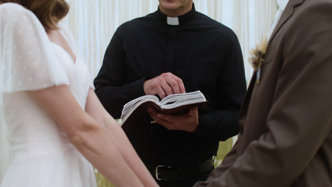 이성애자 커플이 결혼하고 있습니다.