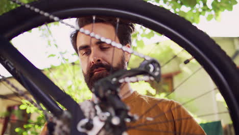 Hombre-Examinando-La-Rueda-De-La-Bicicleta-Por-Daños