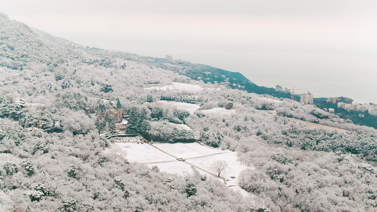 궁전 과 바다 를 볼 수 있는 눈 인 산악 풍경