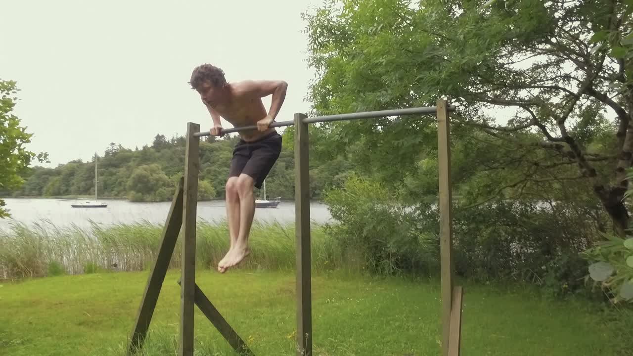 ajuste, hombre, hacer, muscle-up, peso corporal, ejercicio, en, casa, gimnasio, cámara lenta