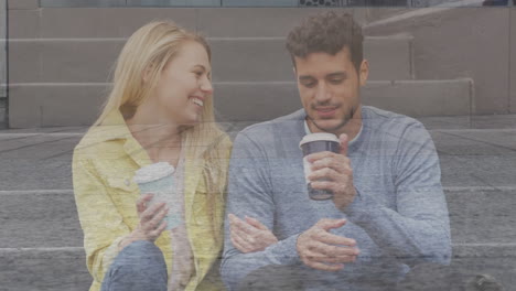 animación de una pareja caucásica con café sobre personas caminando y paisaje urbano
