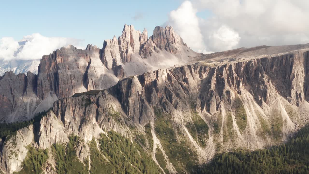 vista aérea del día soleado sobre croda da lago en dolomitas, italia