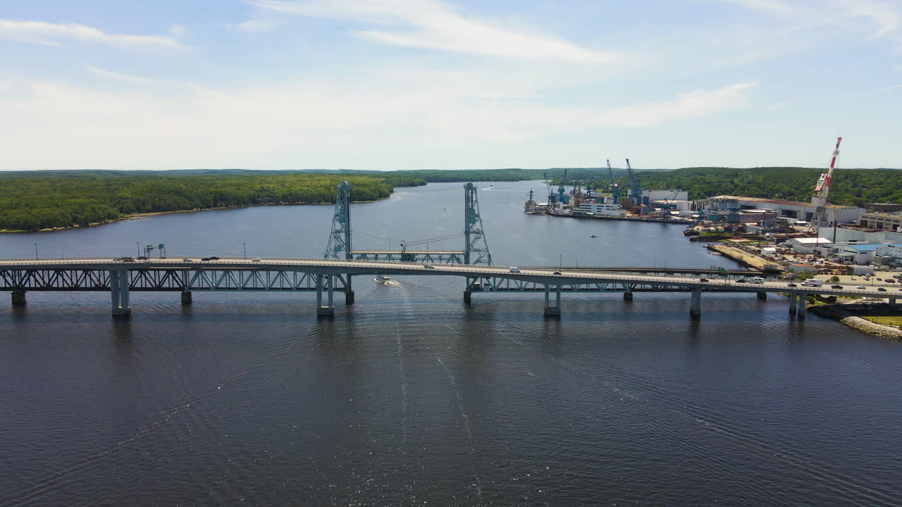 욕조에 있는 케네벡 강 위의 사가다호크 다리의 드론 하강 샷