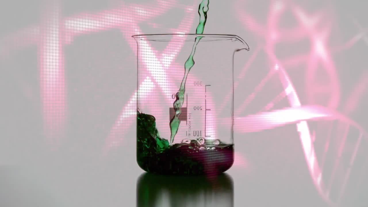 líquido verde en el vaso