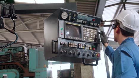 trabajador de fábrica inteligente que utiliza la máquina en el taller de la fábrica
