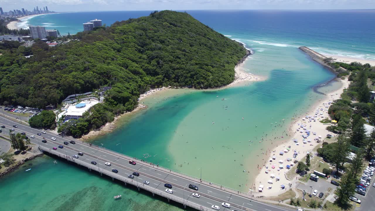 burleigh heads, queensland, australia의 청록색 바다를 가로지르는 tallebudgera 크릭 다리에서의 교통