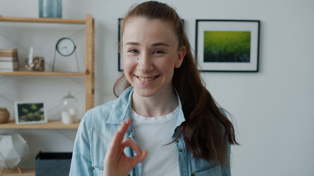 Donna sorridente che fa il segno dell'OK