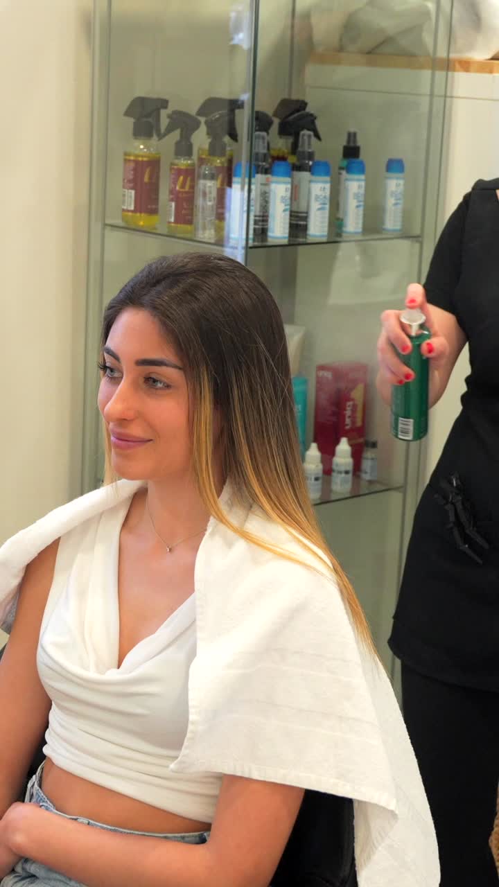 Donna che si fa pettinare i capelli in un salone