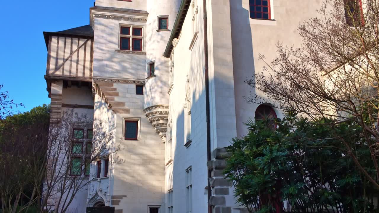 Facciata de La Psallette, un edificio storico gotico e rinascimentale accanto alla cattedrale a Nantes, Francia