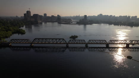 Acercándose-A-Una-Toma-Aérea-De-Un-Antiguo-Puente-Ferroviario-En-Ottawa,-Ahora-El-Puente-Peatonal-Y-Ciclista-Del-Jefe-William-Commanda