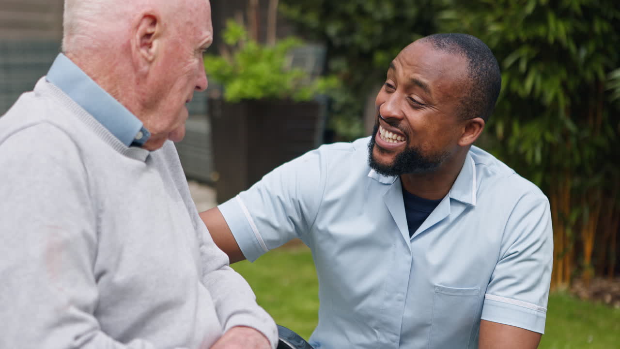 cuidador que asiste a un anciano