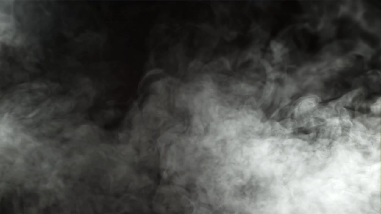 Fumo bianco denso in vortice su sfondo nero