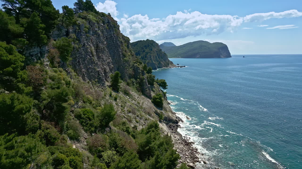 Paesaggio costiero con scogliera e vista mare