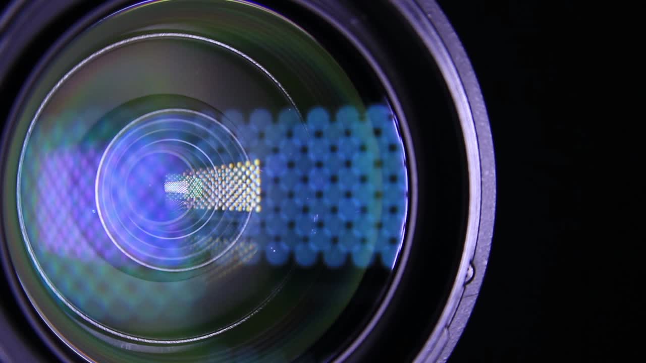 движущийся источник света на объективе видеокамеры в темноте-2