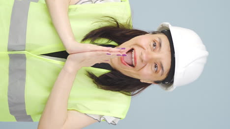 video vertical de ingeniero excitado, impaciente.