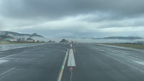 Vista-En-Tiempo-Real-Desde-La-Cabina-De-Un-Avión-Preparándose-Para-El-Despegue-Desde-El-Complejo-Aeropuerto-De-Vigo,-España,-Con-Mal-Tiempo-Y-Lluvia