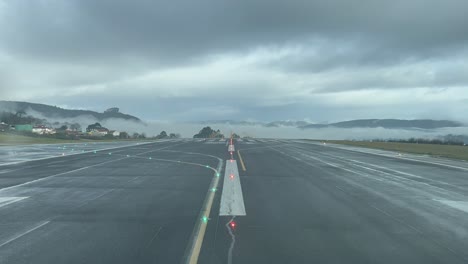 vista en tiempo real desde la cabina de un avión que se prepara para despegar desde el complejo aeropuerto de vigo, españa, con mal tiempo y lluvia