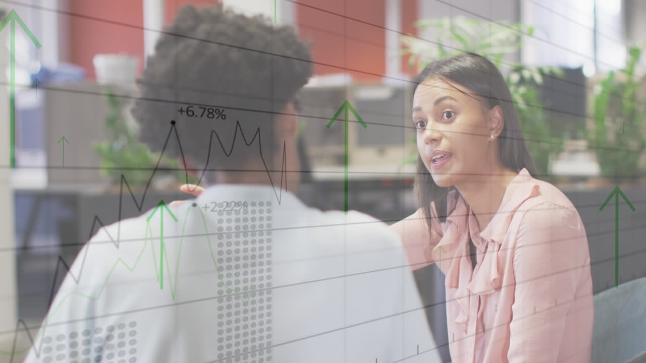 animación del procesamiento de datos financieros sobre diversas personas de negocios en la oficina