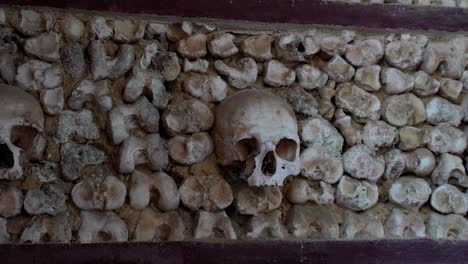 capela dos ossos ist eine unheimliche, makabre kapelle, die mit ausgegrabenen menschlichen schädeln und knochen in faro, portugal, geschmückt ist