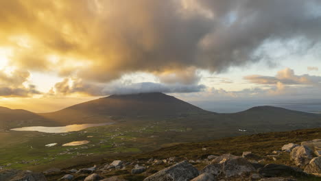 lapso de tiempo de montañas nubladas y colinas en el camino atlántico salvaje en irlanda