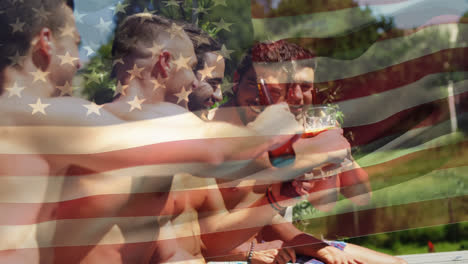 Grupo-De-Amigos-En-Una-Piscina-Y-La-Bandera-Americana-Para-El-4-De-Julio