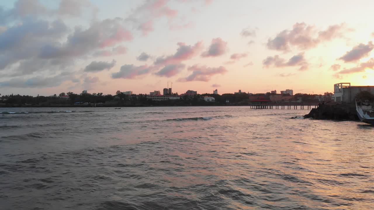 puesta de sol en el puerto viejo y la ciudad de mombasa