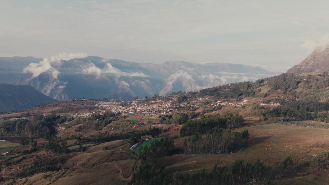 Vila Rural Isolada nas Terras Altas da Cordilheira dos Andes ao Nascer do Sol no Peru. Tomada Aérea