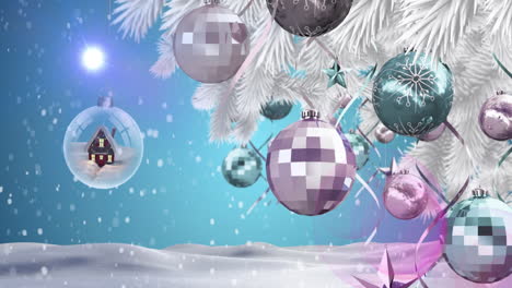 animación de árbol de navidad con baubles y nieve cayendo en el paisaje de invierno.