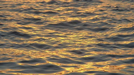 reflejo del cielo naranja en la superficie del mar