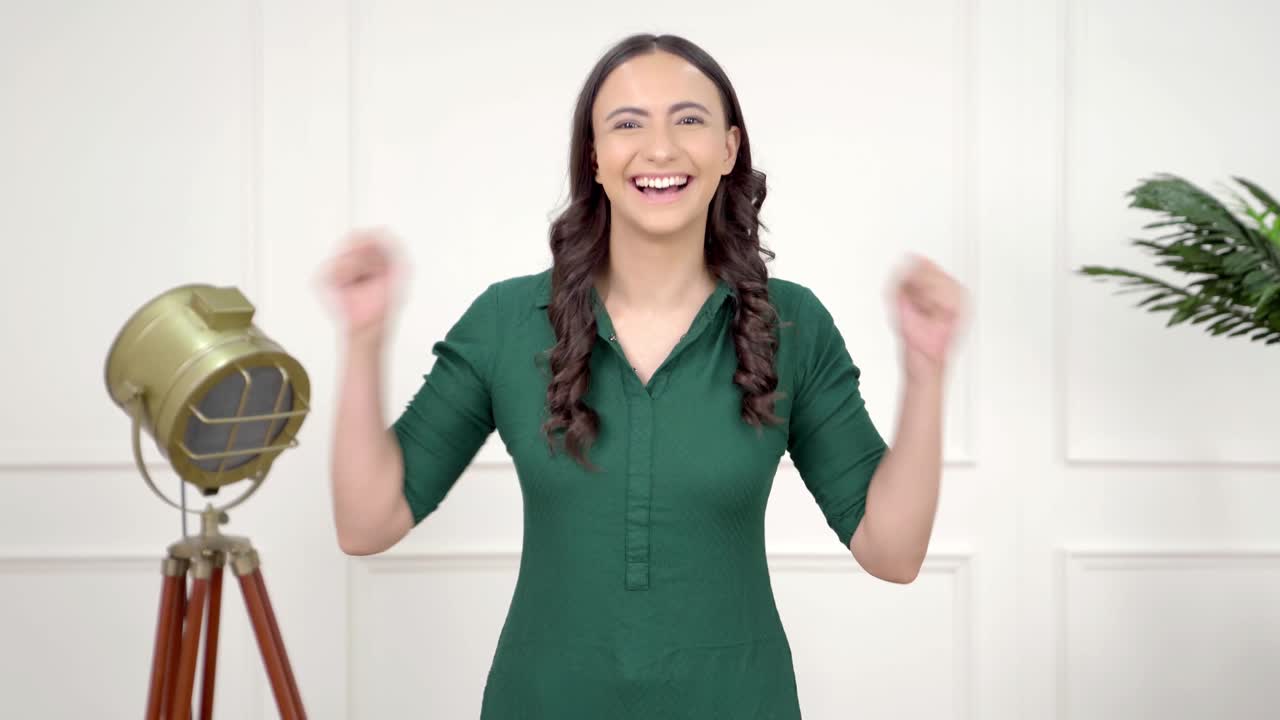 chica india animando y apreciando