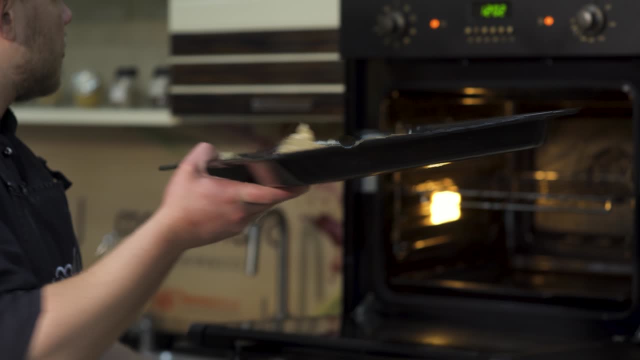 Chef che inforna il cibo usando il forno