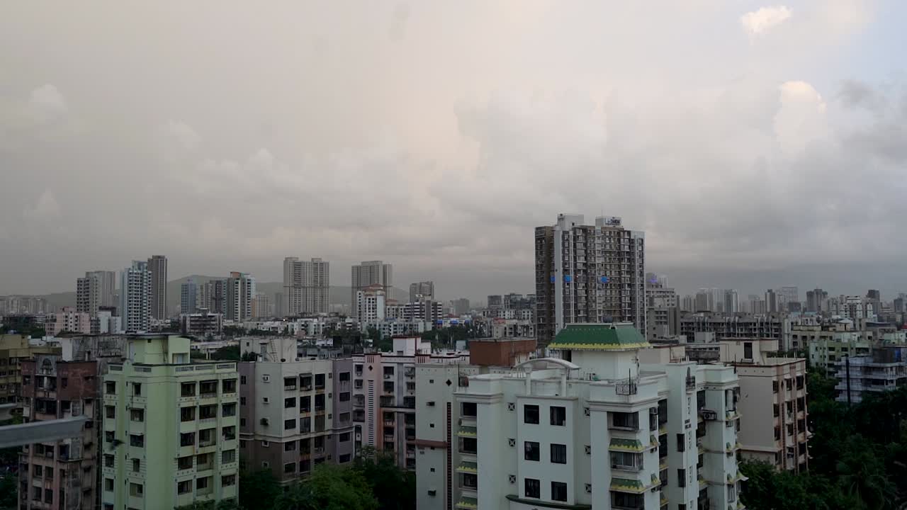 nubes de lluvia sobre la hermosa ciudad de mumbai en la india - amplia