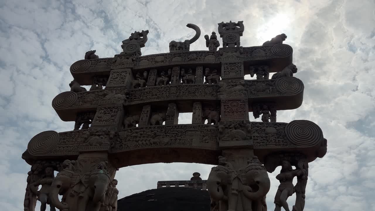 Sanchi, Hindistan'daki Büyük Stupa'nın Kuzey Kapısı'nın silüeti. Yakın çekim, düşük açı.