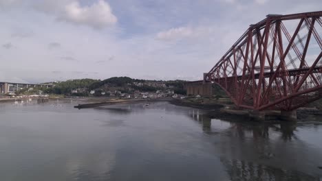 Adelante-Puente-Ferroviario-Al-Nivel-De-La-Vía,-Volando-En-Un-Movimiento-Hacia-Adelante-De-Sur-A-Norte,-Mirando-Hacia-El-Norte-De-Queensferry-Y-Fife