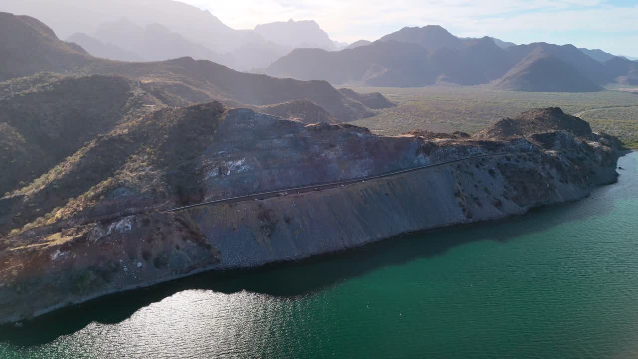 마르 데 코르테스 만 앞의 도로