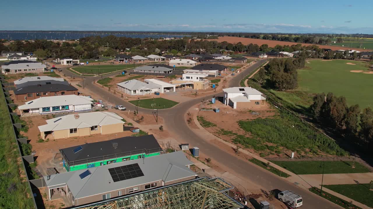 aérea sobre casas de nueva construcción y terrenos baldíos en la finca de silverwoods yarrawonga